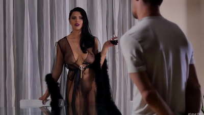 Slut Kira Queen ඇගේ අසල්වැසියාට තේ සඳහා ආරාධනා කර රාත්රී කෑම මේසය මත ඔහුට කෙලෙව්වාය