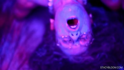 දරුවා කැමරාව මත ස්වයං වින්දනයේ යෙදෙන අතර ඇයව සුරාන්තයට පත් කරයි.